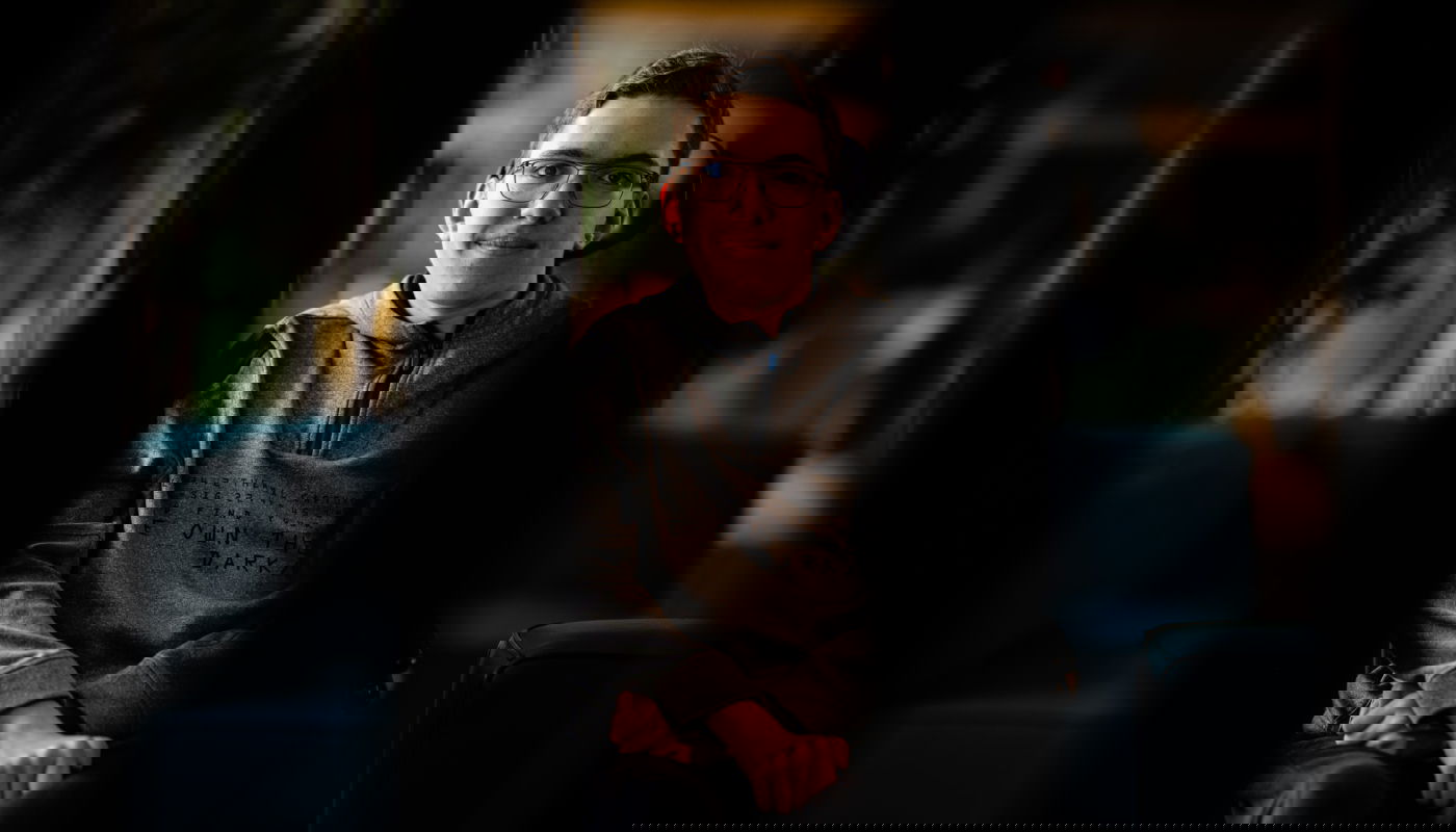 Matthijs, kind-ambassadeur van Spieren voor Spieren, kijkt naar buiten title=