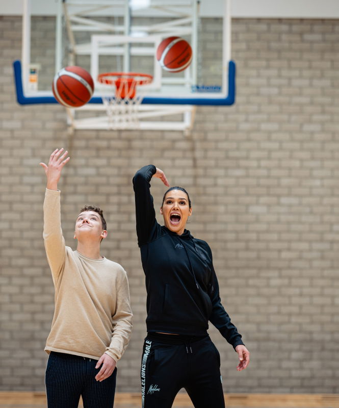 0043-lvfphotography.com-8435 Chatilla van Grinsven en kind-ambassadeur Jazz aan het basketballen