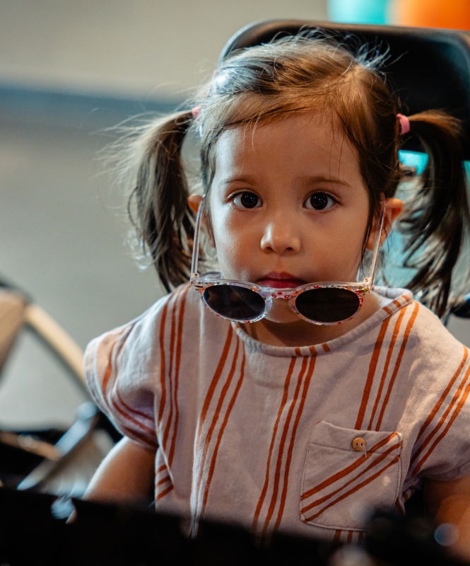 Spieren voor Spieren Dag Spierziekten bij kinderen zijn enorm ingrijpend. Meisje met een spierziekte kijkt in camera.