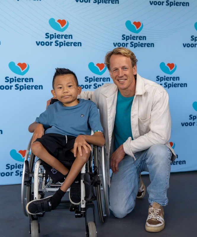 Spieren voor Spieren Dag Over ons: Epke Zonderland topsport-ambassadeur van Spiren voor Spieren. Op de foto Met Yonathan, kind-ambassadeur