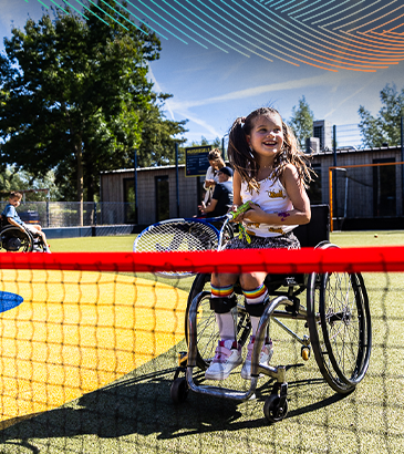Kom sporten op het Spieren voor Spieren Sportplein. Op de foto een meisje dat aan het rolstoeltenissen is.