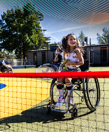 Kom sporten op het Spieren voor Spieren Sportplein. Op de foto een meisje dat aan het rolstoeltenissen is.