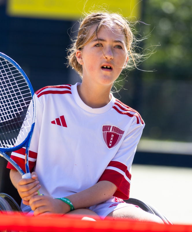 Spieren voor Spieren Dag-PRINT-martineberendsen-237 Sport en Bewegen voor Kinderen met een spierziekte. KInd-ambassadeur in een rolstoel aan het tennissen.