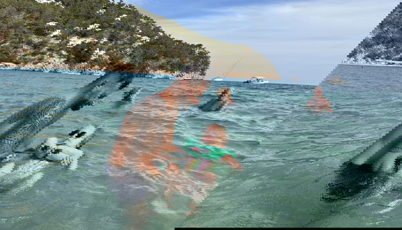 Lanah, kind-ambassadeur van Spieren voor Spieren, zwemt in de zee en geniet ervan dat ze zich ondanks haar spierziekte een beetje kan bewegen. title=